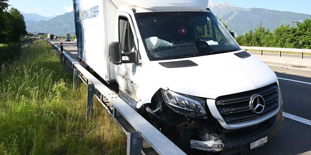 Der fahrunfähige Lenker dieses Lieferwagens nickte auf der Autobahn A13 in Trübbach am Steuer ein und kollidierte mit der Leitplanke.