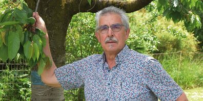 Rolf Büsch in seinem Vorgarten, wo er das Gewinnerfoto geschossen hat. 