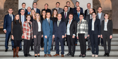 Die diesjährigen Beförderten der St.Galler Kantonalbank mit Roland Ledergerber, Präsident der Geschäftsleitung (2. Reihe, 1. von links) und Rolf Fuhrer, Leiter Personal (hinterste Reihe, 1. von rechts).