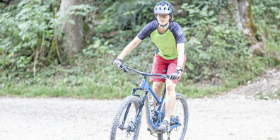 In ihrer Freizeit ist Claudia Hurtig sehr gerne mit dem Mountainbike in den Schaffhauser Wäldern unterwegs.
