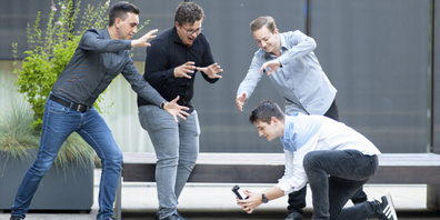 Auf der Suche nach einem Geburtstagsgeschenk flogen ihnen erste Ideen zu Pimp Your Bottle zu: Fabian Bolli, Randy Ruh, David Glarner und Marcel Schütz. 