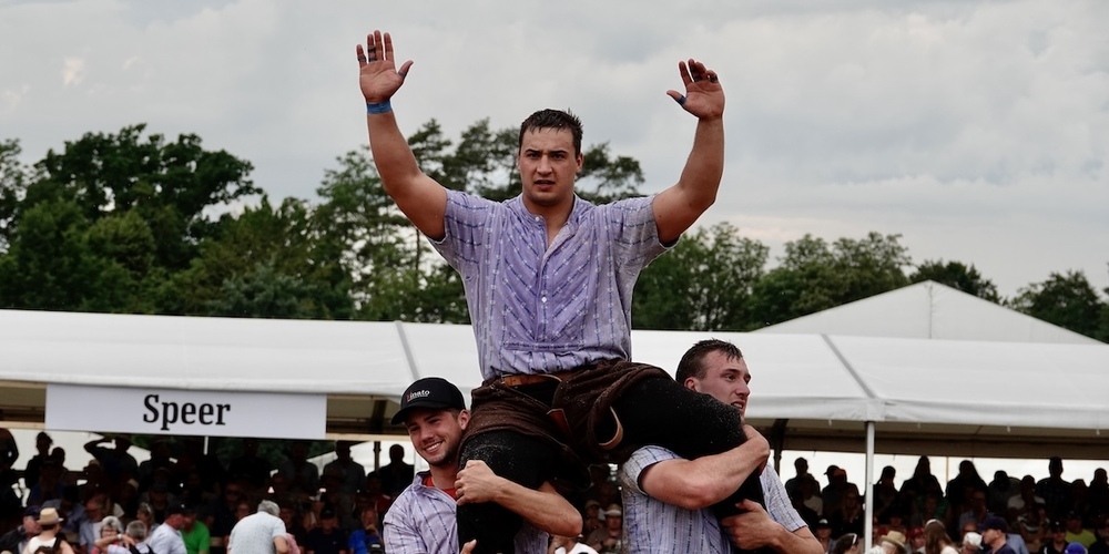 Werner Schlegel bezwingt Damian Ott und sichert sich den Titel als Festsieger am 111. St. Galler Kantonalschwingfest Schmerikon 2026. 