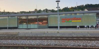 Ein mit einem Messer bewaffneter Schweizer (26) überfiel den Migrolino am Schmerkner Bahnhof.