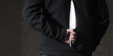 Ein mit einem Messer bewaffneter Mann hat am Freitag die Migrolino-Filiale am Bahnhof Schmerikon überfallen. Bei der Flucht verletzte er sich gemäss ersten Erkenntnissen mit dem Messer selber schwer. (Symbolbild)