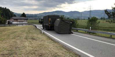 Der Anhänger kippte auf der Autobahnausfahrt Tuggen zur Seite.