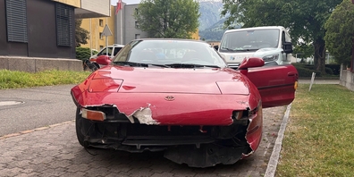 Der Lenker dieses Autos kollidierte in Mels mit einem Wildzaun und verliess das Auto. Später kam er zu Fuss zurück, um Autoteile einzusammeln.