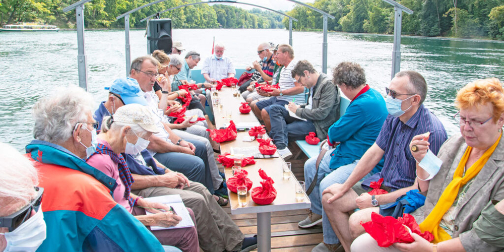 Im Anschluss an die Vorlesungen auf den Literaturbooten wurden die Zuhörerinnen und Zuhörer bei der Rückfahrt noch mit einem kleinen Apéro sowie einem Glas Weisswein verwöhnt. 