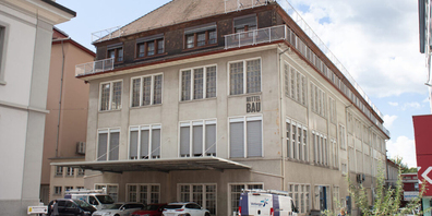 Der Mittelbau wird abgerissen. Hier sollen Gewerbe- und Wohnflächen entstehen sowie zum Rheinfall hin ein Hotel. 