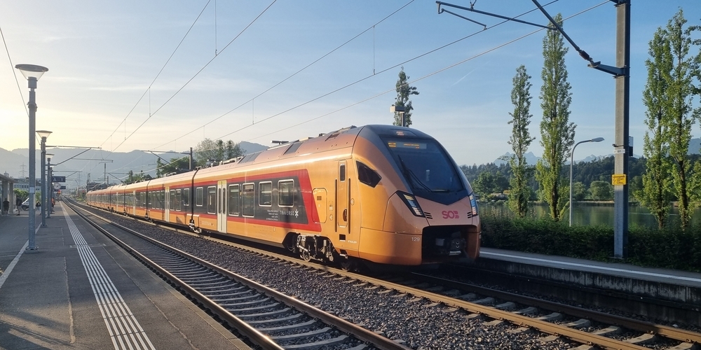 Interregio-Voralpenexpress mit Halt um 06:46 Uhr im Bahnhof Schmerikon am 31. Mai 2026 anlässlich des 111. kantonalen Schwingfestes.