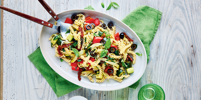 Sommerlicher Pastasalat mit Peperoni, Zucchini und Fenchel.