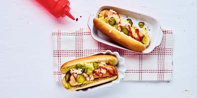 Ein Hotdog auf Schweizer Art mit Cervelas und Raclette-Käse.