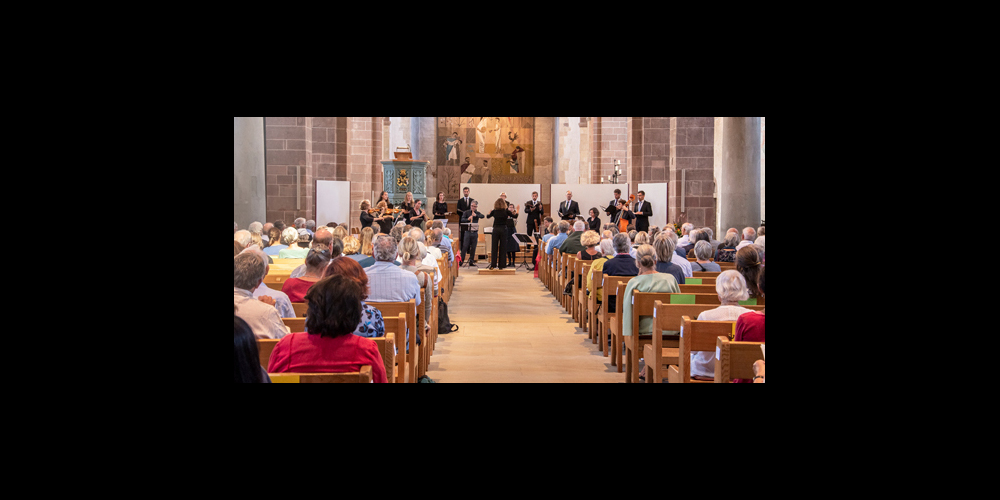 Zahlreiche Besucherinnen und Besucher fanden vergangene Woche den Weg in die ehrwürdige Münsterkirche, um sich nach langer Zeit wieder vor Ort akustisch verwöhnen zu lassen. 