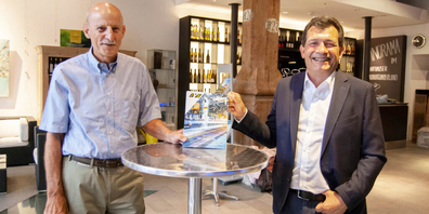 Gestern präsentierten Giorgio Behr (l.), Präsident IVS, und Andreas Schiendorfer, Historiker und Autor des Buches, das Werk «100 Jahre IVS». 