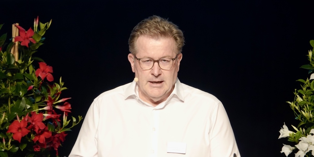 Verwaltungsratspräsident Linus Furrer begrüsste 1550 Genosschafterinnen und Genossenschafter an der GV der grössten Raiffeisenbank der Region.