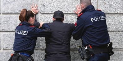 Der Täter konnte von der Schwyzer Kantonspolizei gestellt und verhaftet werden.