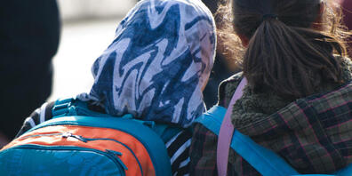 Schülerinnen dürfen am Unterricht mit Kopftuch teilnehmen, so das Bundesgericht. Nun wird ein Kopftuchverbot für Lehrerinnen geprüft. (Archivbild)