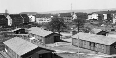 Die Wohnbaracken in der Nähe des Bucheggplatzes in Zürich dienten um 1946 obdachlosen Familien als Notunterkunft.