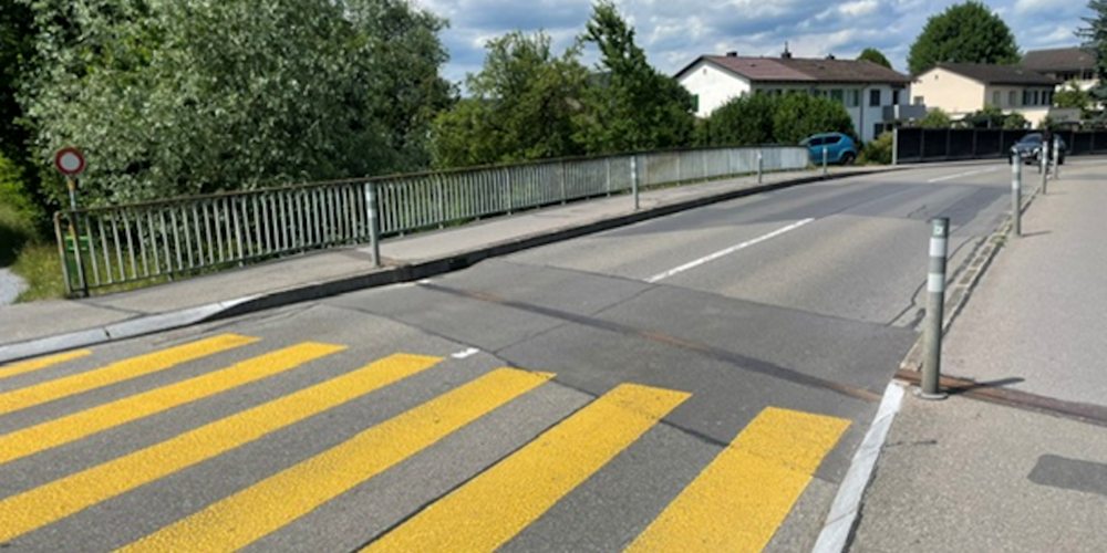 Beim Fahrbahnübergang der Joner Feldlibrücke muss ein defektes und klapperndes Abdeckblech bei der Dehnungsfuge ersetzt werden.