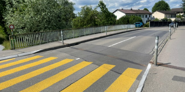 Beim Fahrbahnübergang der Joner Feldlibrücke muss ein defektes und klapperndes Abdeckblech bei der Dehnungsfuge ersetzt werden.