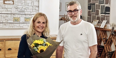 Der Organisator, Roger Bär, überreichte der Stadtpräsidentin einen Blumenstrauss. 