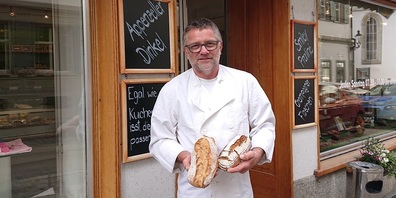 Emil Knöpfel mit Broten aus Appenzeller Dinkel und Bergroggen.