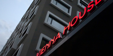 Nur die Leuchtschrift ist an. In den Zimmern des Hotels Vienna House hinter dem Bahnhof Schaffhausen ist es dunkel. 