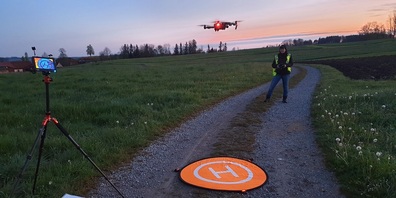 Mit neuster Technologie werden Rehkitze im hohen Gras gefunden.