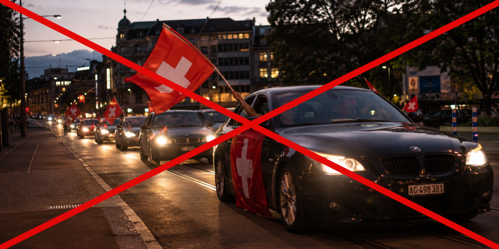 Hupkonzerte und Autokorsos mit Fahnenschwenkungen von Fussball-Fans sind bei der Kantonspolizei St.Gallen nicht gerne gesehen. (Symbolbild)