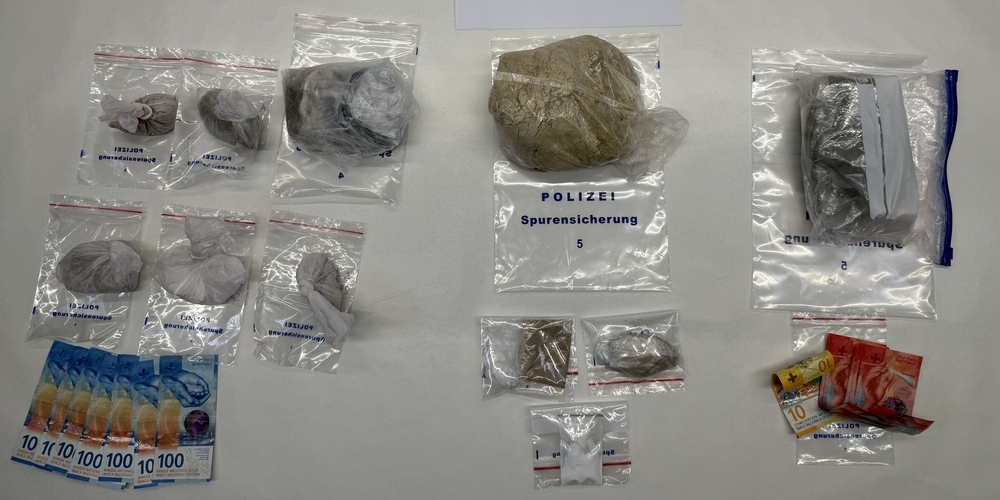 Bei der Hausdurchsuchung beim 44-jährigen Albaner wurden mehrere hundert Gramm Heroin und Kokain sowie hunderte Franken Bargeld sichergestellt.
