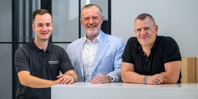 Neuaufstellung bei der Marquart Metall GmbH: Fabian Mäder (links) ergänzt die Geschäftsleitung um Roger Marquart, während sich Jürg Marquart auf seine Aufgaben als Projektleiter fokussiert.