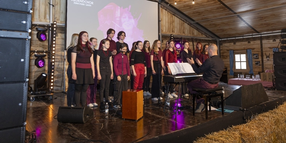 Der Jugendchor Zürichsee Linth bei einem Auftritt 2024 im Joner Bächlihof. Schon bald geht es auf eine grössere Bühne. (Archivbild)