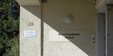 Ein 42-Jähriger bestritt vor dem Bezirksgericht Hinwil, in Tötunsgabsicht auf einen Kirchenpfleger in Wald geschossen zu haben. (Archivbild)
