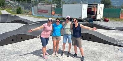 Die Vorstandsfrauen des Vereins UznerFamilien freuen sich über den gelungenen Start des neuen Pumptracks.