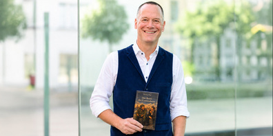 Buchautor Matthias Wipf mit seinem Buch «Das Beret des Comandante».