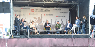 Sie alle argumentierten am Samstagnachmittag in Wangen gegen das Covid-19-Gesetz: mittendrin der einzige Schwyzer, SVP-Nationalrat Pirmin Schwander, rechts neben ihm Michael Bubendorf, Markus Häseli und der Schauspieler Carlo Himmel, zu Schwanders Linken Judith Barben, Philipp Kruse und Moderator Patrick Jetzer.