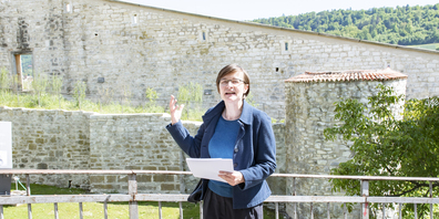 Katrin Bernath, Baureferentin der Stadt Schaffhausen, vor der restaurierten westlichen Flankenmauer und dem Undurft-Turm, die neu für die Öffentlichkeit zugänglich sind. 