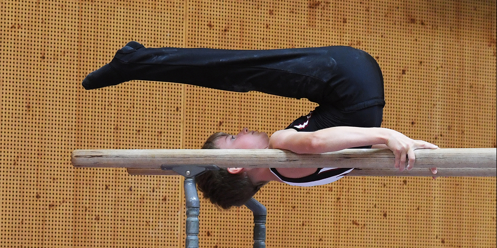 Als würde er im Bett liegen – Schindellegis K4-Turner Marco Späni beim Barrenprogramm.