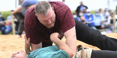 Spektakulär war der Kampf zwischen Christian Stucki(rot) und Joel Strebel.