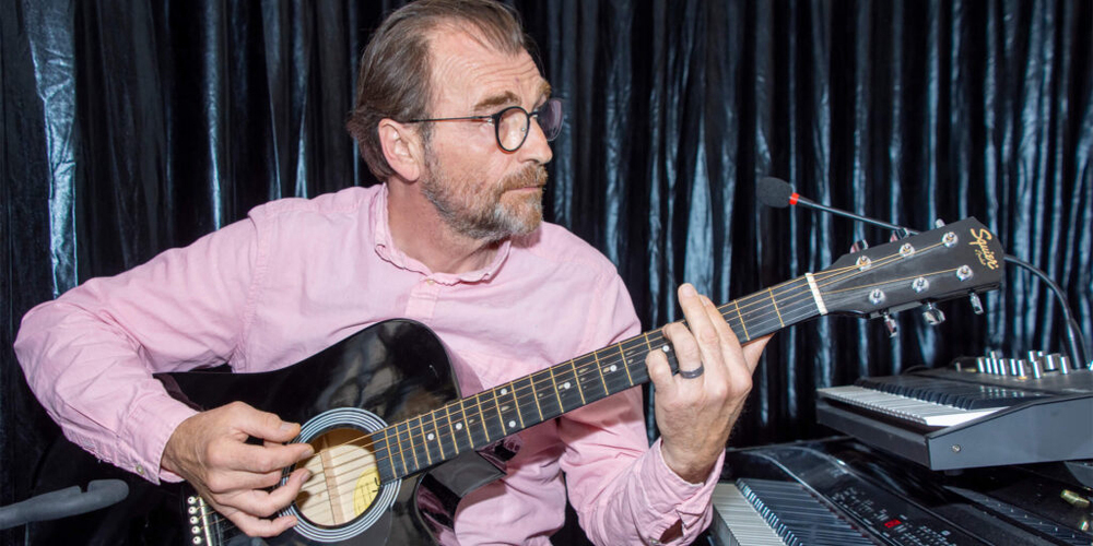 Mit Leib, Seele und Musik dabei: Damir Zizek führt nicht nur Regie, sondern komponierte auch die Songs und spielt sowohl Gitarre als auch Klavier. 