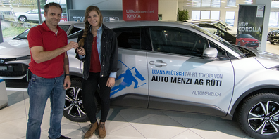 Roger Menzi, Geschäftsführer der Auto Menzi AG, Rüti,übergibt Luana Flütsch den attraktiven Toyota C-HR 4x4.