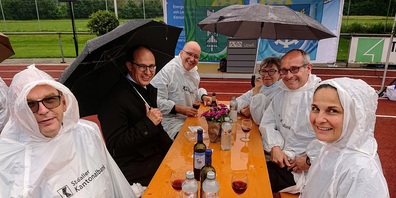 Eine prominente Runde am Tisch des Geehrten: v. l. Bruno Damann (Regierungsrat), Marc Mächler (Regierungspräsident), Lucas Keel (Gemeindepräsident), Claudia Cozzio (Frau von Bruno Cozzio), Bruno Cozzio (Kantonsrat und alt Kantonsratspräsident) und Ingrid Markart (Gemeinderätin Oberuzwil).