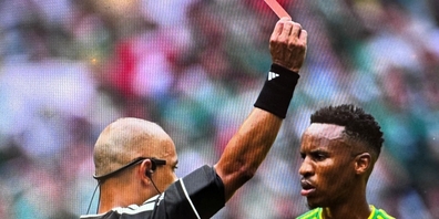 Der brasilianische Schiedsrichter Wilton Sampaio zeigt dem Südafrikaner Themba Zwane nach VAR-Einsatz die Rote Karte.