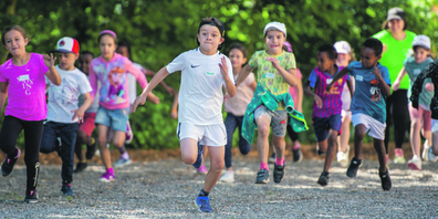 50 Kinder der ersten bis sechsten Primarklassen hatten rund um das Schulhaus Rosenberg in Neuhausen ihren Spass. 