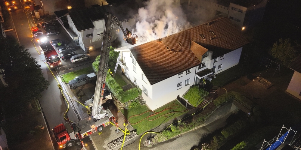 Um den Brand vollständig löschen zu können, musste die Feuerwehr beim Mehrfamilien Teile des Dachs abbrechen.