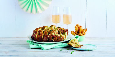 Knuspriges Zupfbrot mit Knoblauchbutter und geschmolzenem Käse, ideal zum Teilen.
