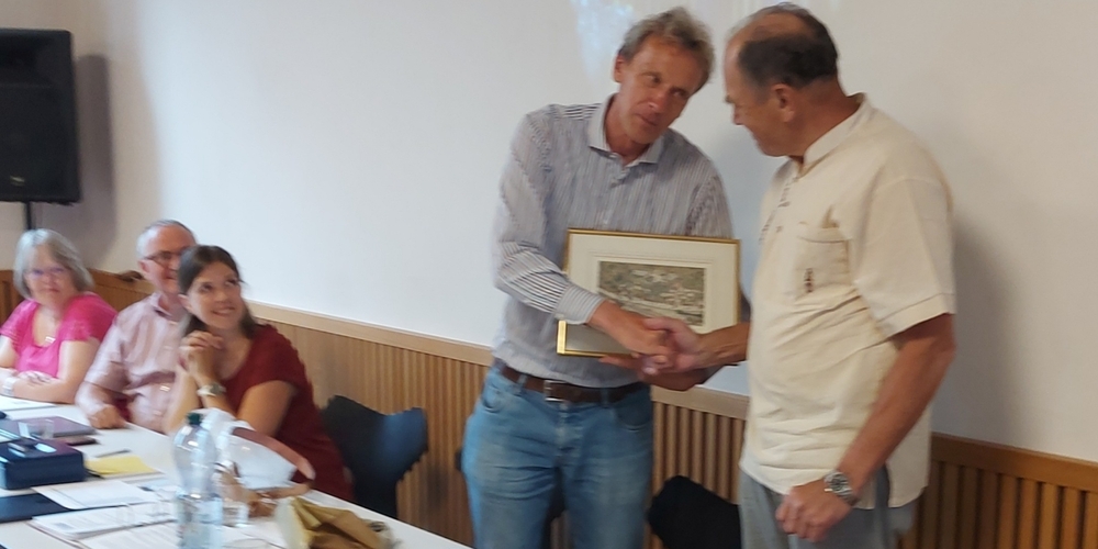 Vereinspräsident Urban Keller (r.) verabschiedete den ehrenamtlichen Aktuar Markus von Bechtoltsheim nach 19 Jahren.