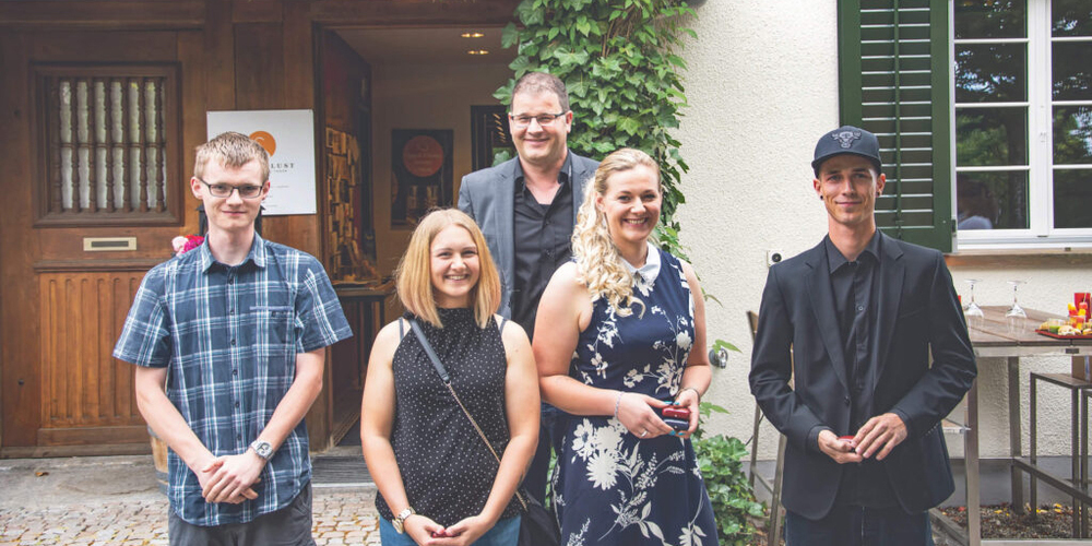 An der Lehrabschlussfeier 2020 der Malerinnen und Maler aus dem Kanton Schaffhausen erhielten (vorne v. l.) Manoah Hirsbrunner (Schwaninger AG), Ronja Keller (Scheffmacher AG), Katharina Bellack (Schwaninger AG) und Lukas Früh (Moretti Maler AG), die diesjährigen Rangkandidatinnen und Rangkandidaten, ein glänzendes Goldvreneli. Im kleinen Rahmen hielt Renzo Mascherin (hinten), Präsident des Malerverbands Schaffhausen sowie Geschäftsführer des Malergeschäfts Schöchli, die unterhaltsame Festrede.