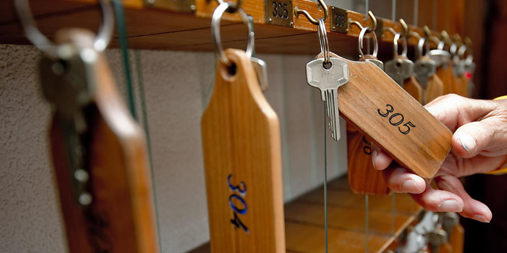 In Schweizer Hotels lief das Geschäft im April deutlich besser als in dem von Corona stark belasteten Vorjahr. Verglichen mit 2019 fehlen allerdings noch immer die Gäste aus dem Ausland.(Archivbild)