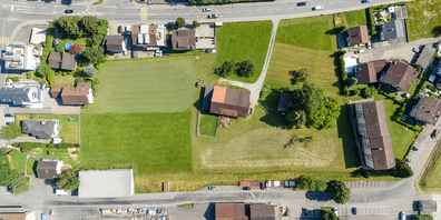 Das Areal zwischen der Kantonsstrasse (oben) und dem Bahnhof (unten) in Schübelbach wird in naher Zukunft überbaut.