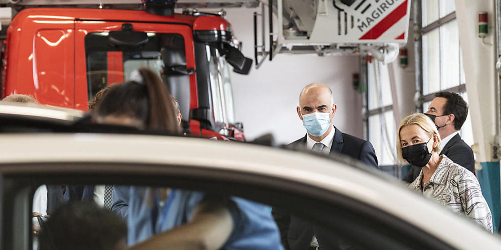 Bundesrat Alain Berset und die Solothurner Frau Landammann Susanne Schaffner besuchen den Impf-Drive-in in Grenchen SO.